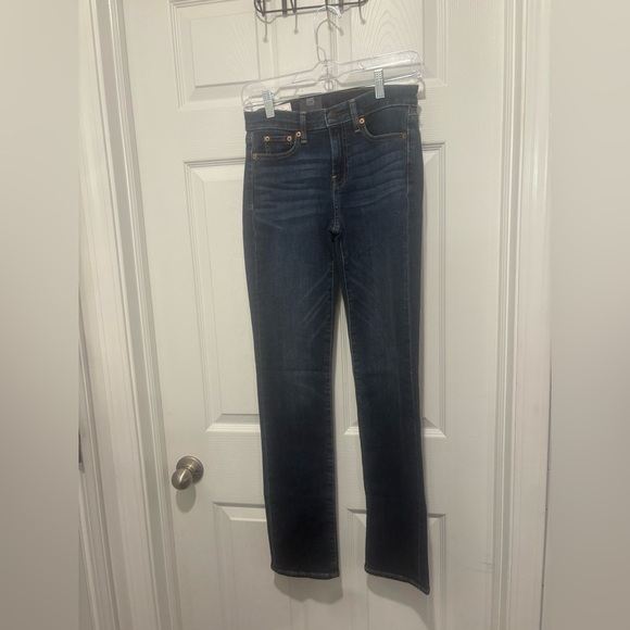 NWT Gap Classic Mid Rise Straight Size 25/0R. Dark Wash Style #600102-002 - Picture 2 of 7